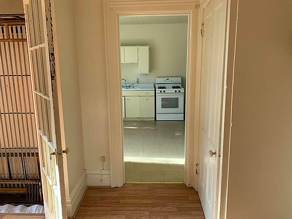 4th image of 1027 NE Jefferson Ave APT D