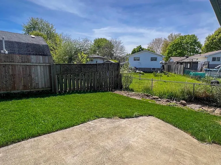 95 Leaside Dr — Photo 12