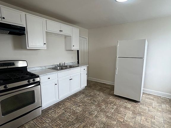 2nd image of 1600 Regina St #6
