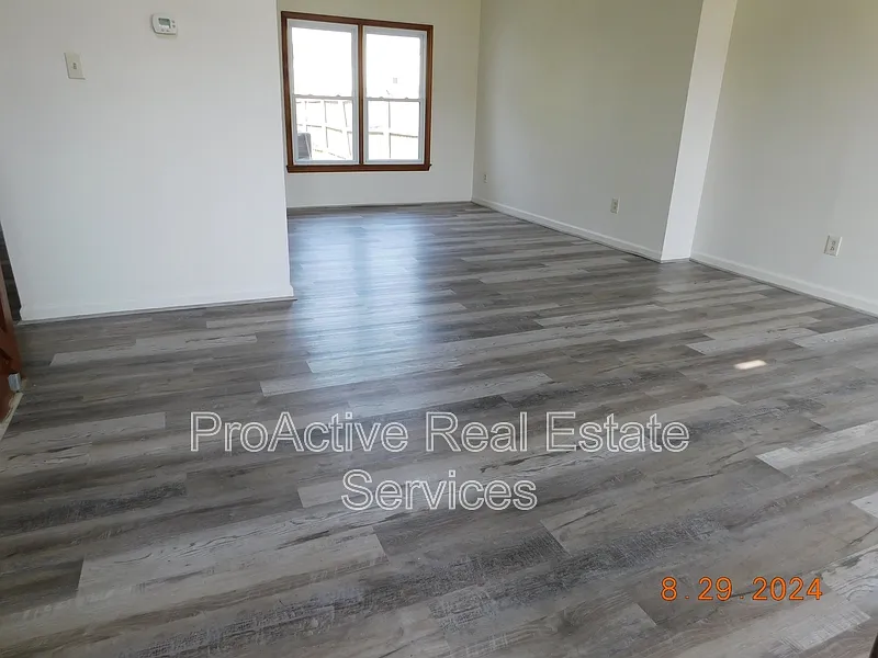 3 bed, 2.5 bath, 1706 sqft, $2,400 — Photo 2