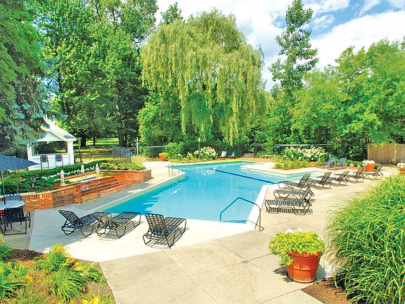 Resort style swimming pool, kiddy pool, fundeck, social conversation area.