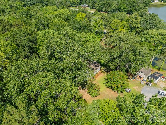 4th image of 1077 E Shore Dr