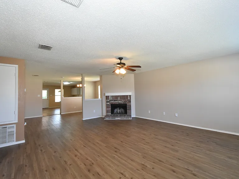1130 Seneca Dr — Photo 3