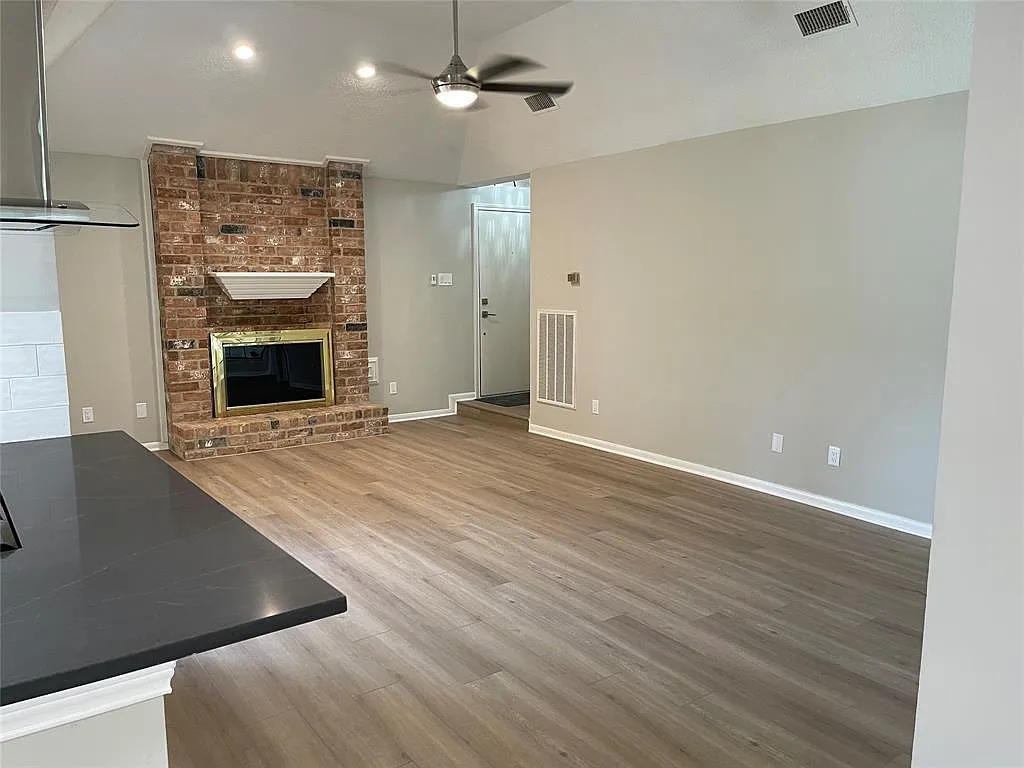 3 bed, 2.0 bath, 1597 sqft, $2,050 — Photo 3