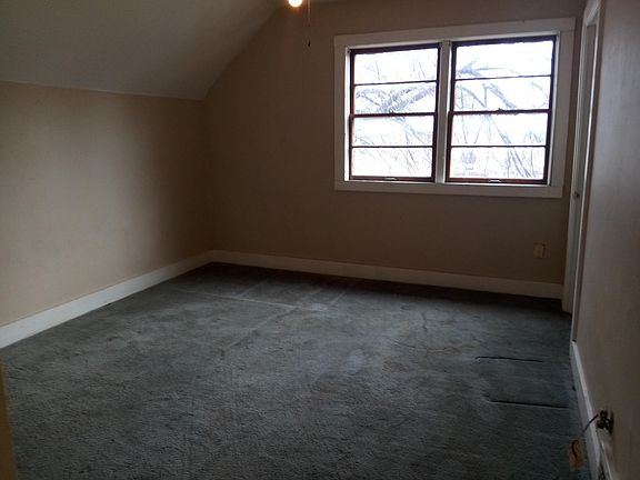 5th image of 945 Marion St