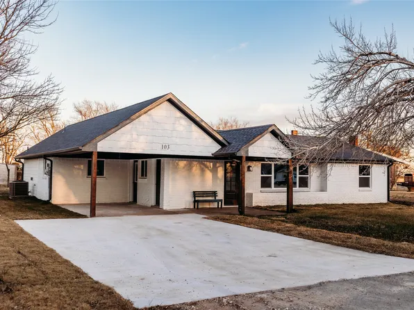 103 Main St, Windom, TX 75492