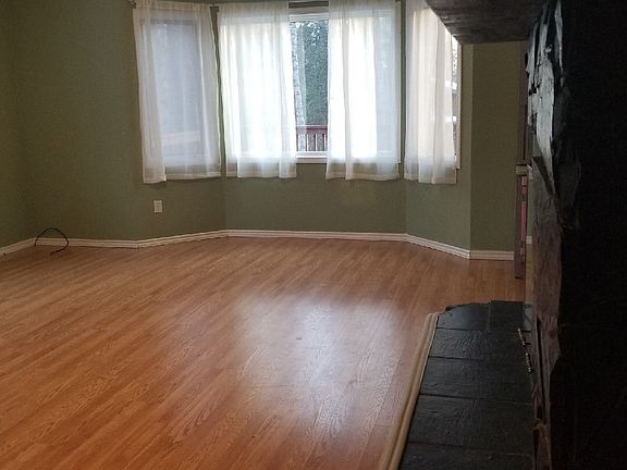 Living room w/fireplace