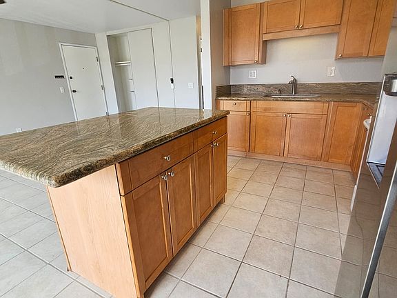 Kitchen Island - Seating for 4 people. No need for a dining table.