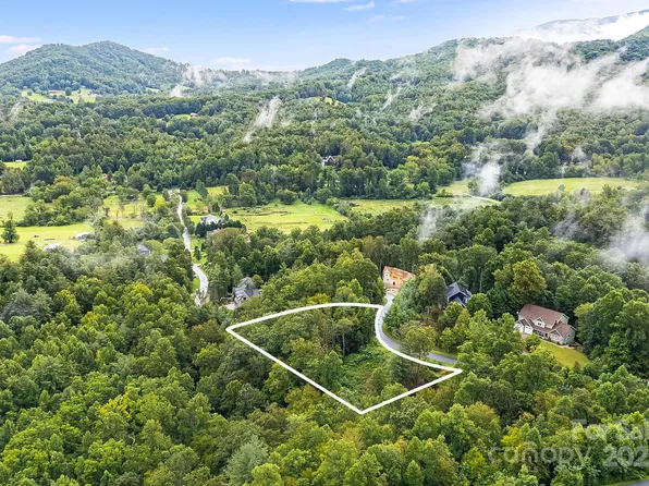 9999 Sovereign Ln #20, Fairview, NC 28730