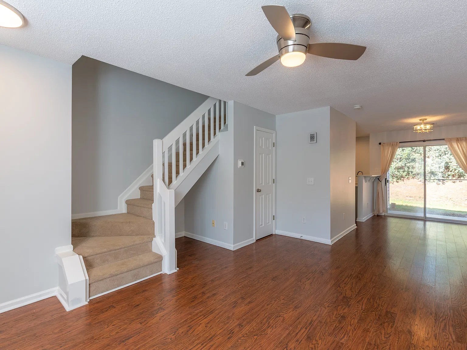 2 bed, 1.5 bath, 976 sqft, $1,500 — Photo 2