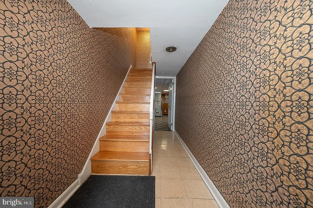 3 bed, 1.0 bath, 1420 sqft, $2,000 — Photo 3
