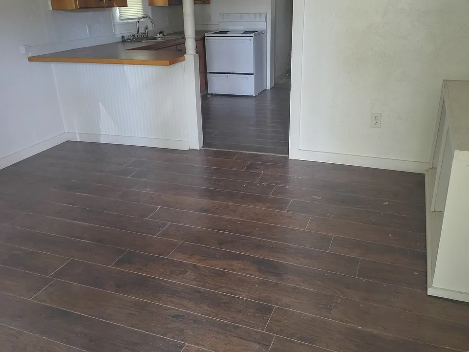 607 W Apache St