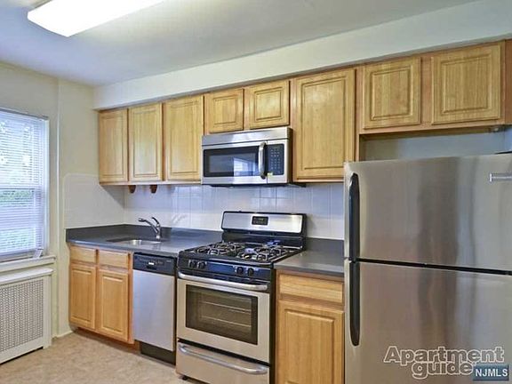 2nd image of 96B Lakeview Ave