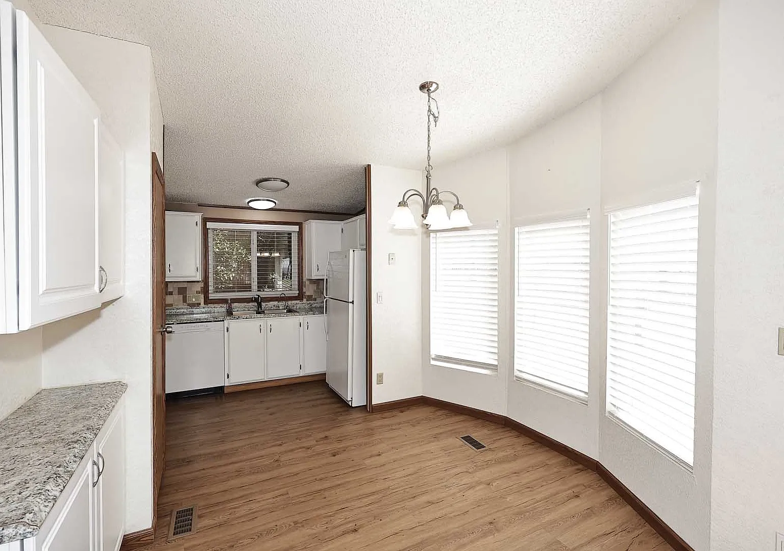 2 bed, 920 sqft, $1,600 — Photo 3