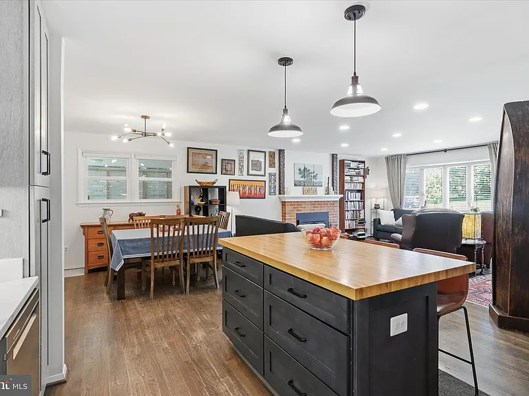 10703 Almond St — Photo 9