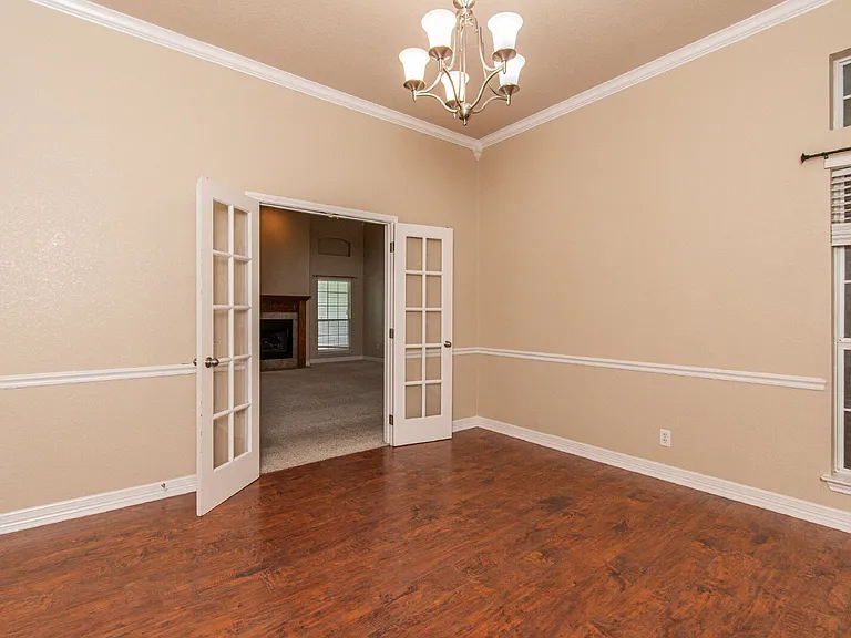 1401 Saxon Cir — Photo 10