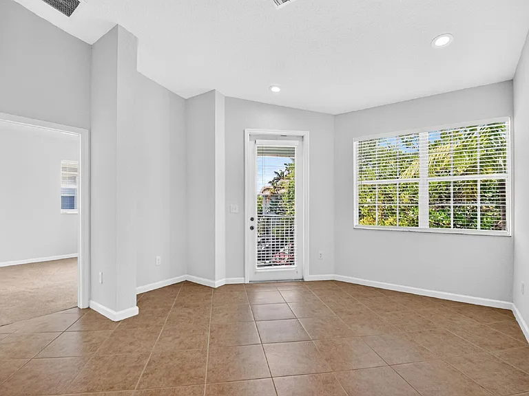 3199 Laurel Ridge Cir — Photo 10