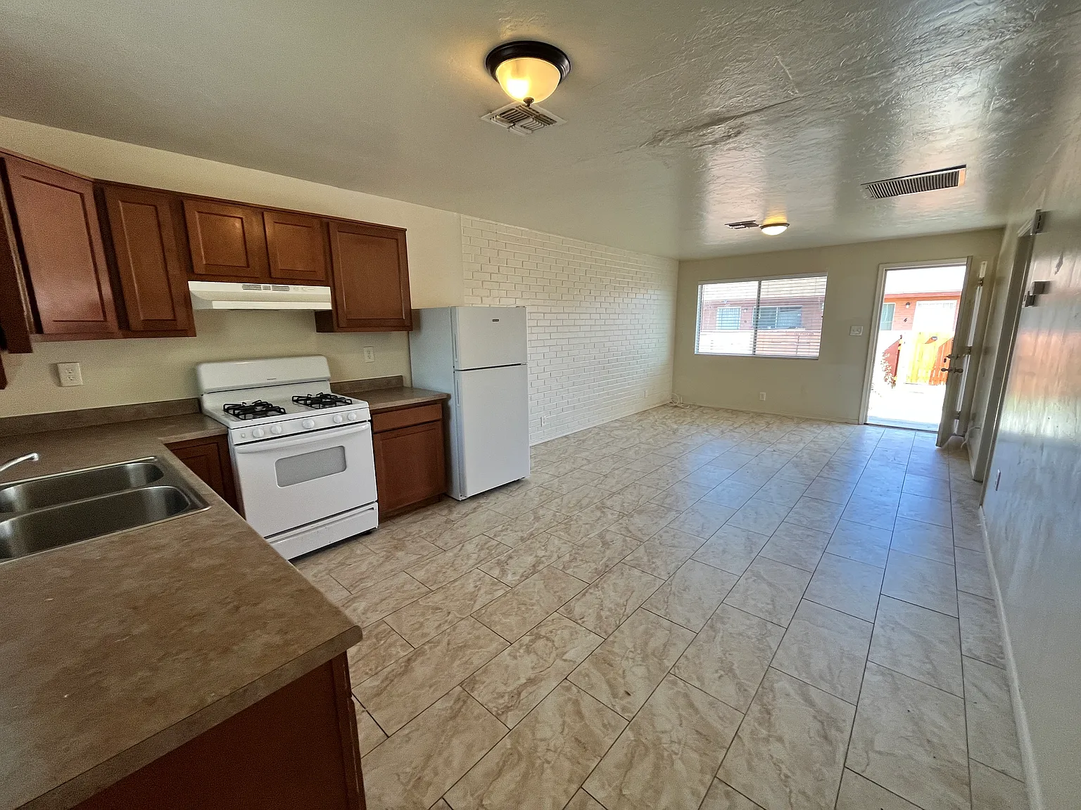 1 bed, 575 sqft, $975 — Photo 2