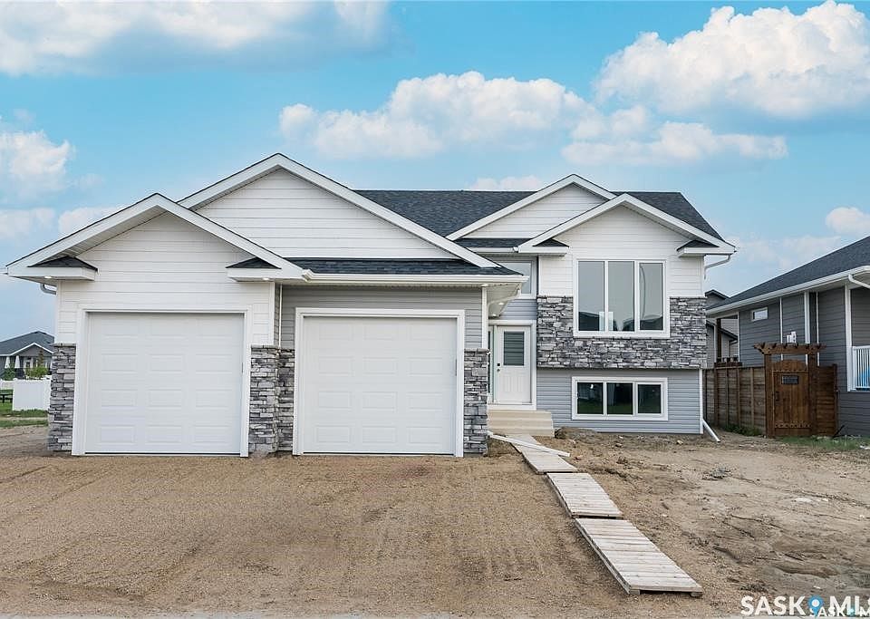 1st image of 828 Ballesteros Crescent