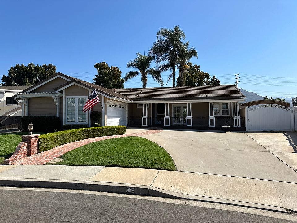 Front/ driveway/ gate to parking