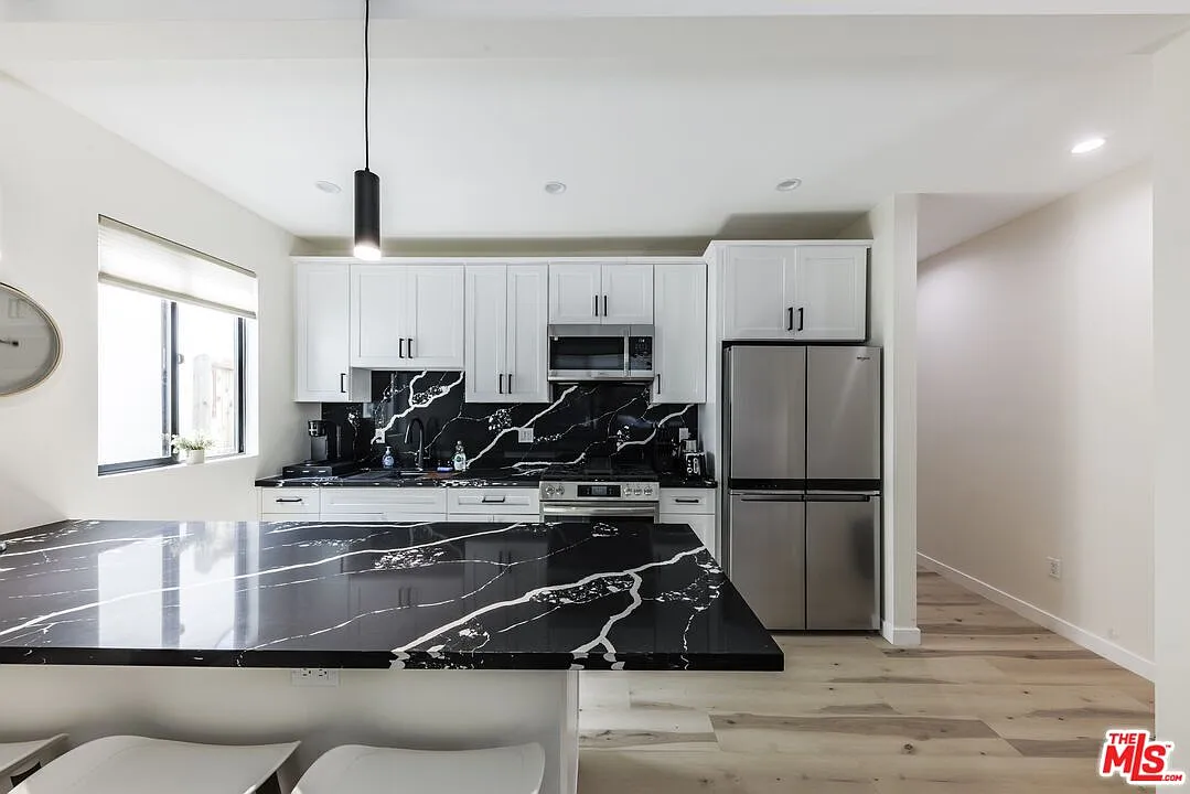 2 bed, 2.0 bath, 1200 sqft, $5,450 — Photo 4