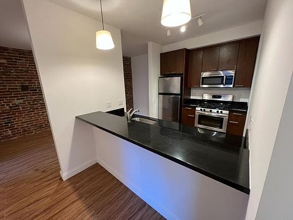 5th image of 920 Montgomery St APT 104