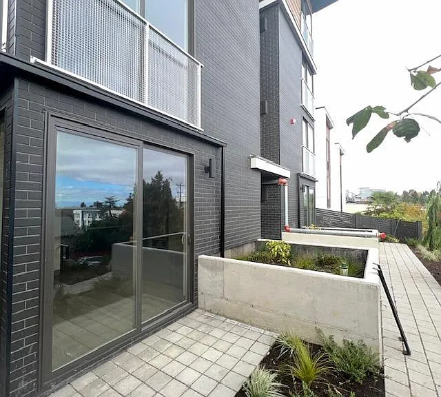 4807 41st Ave SW — Photo 2