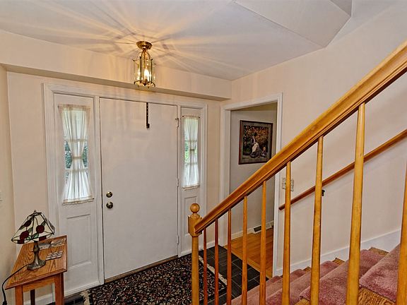 4th image of 22 Crestwood Dr