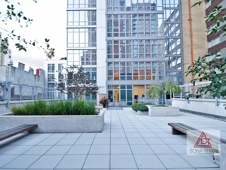310 W 52nd St #5G — Photo 15