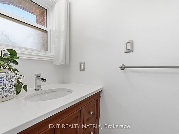 4th image of 270 Fernleaf Cres