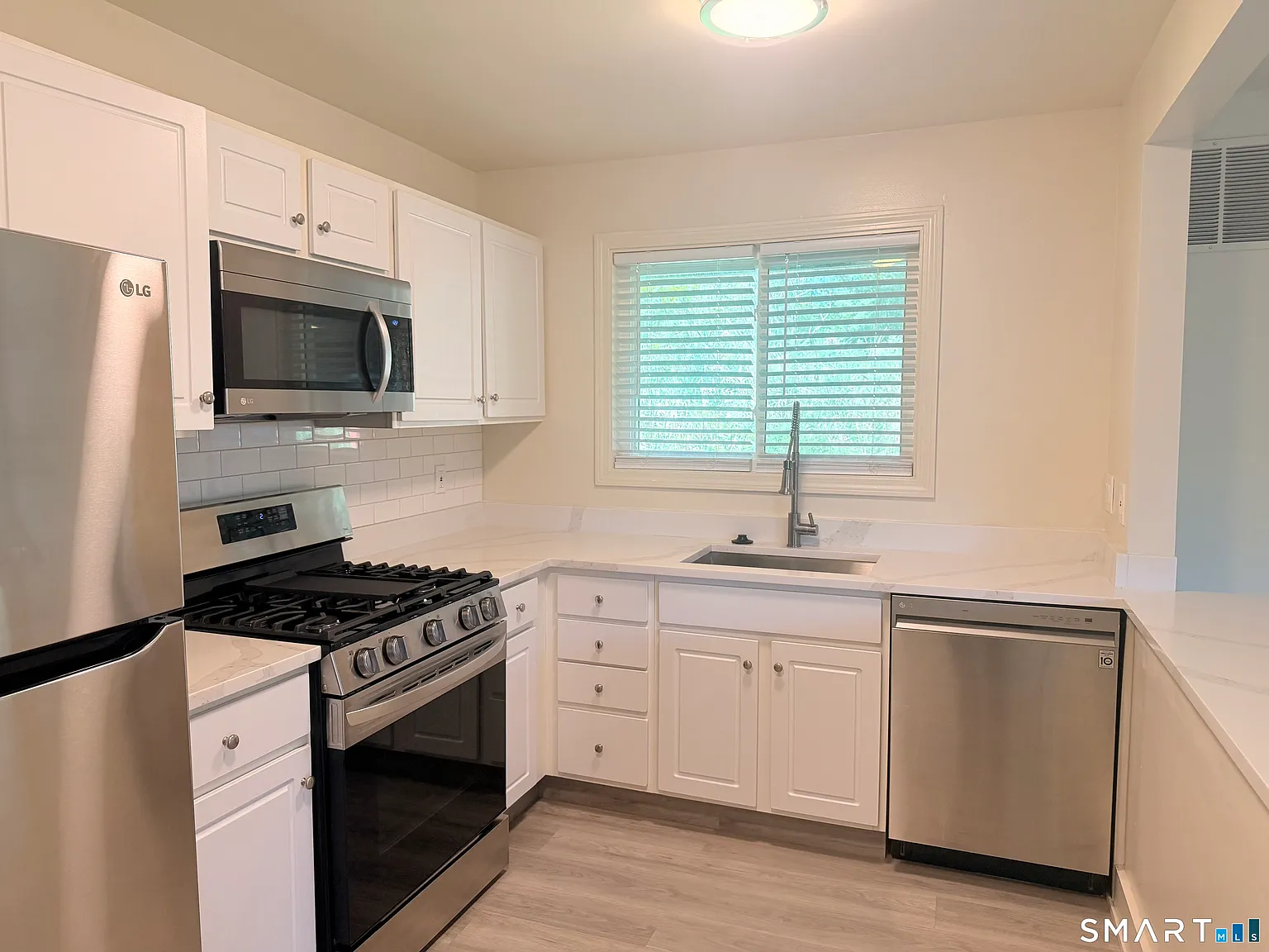 2 bed, 2.0 bath, 1140 sqft, $2,998 — Photo 4