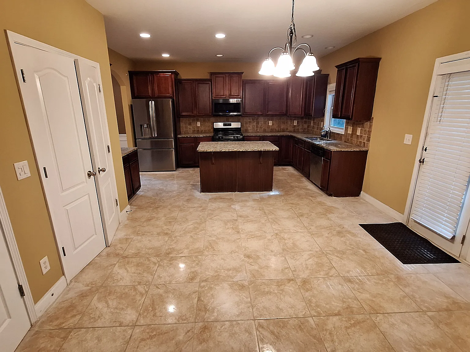 5 bed, 2955 sqft, $2,995 — Photo 3