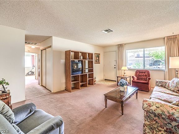 5th image of 1524 Elaine Dr