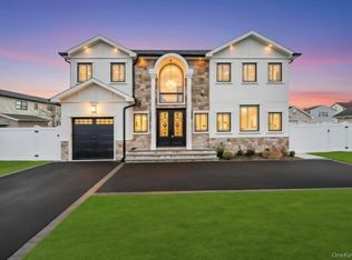 185 9th Street, Hicksville, NY 11801