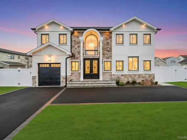 185 9th Street, Hicksville, NY 11801