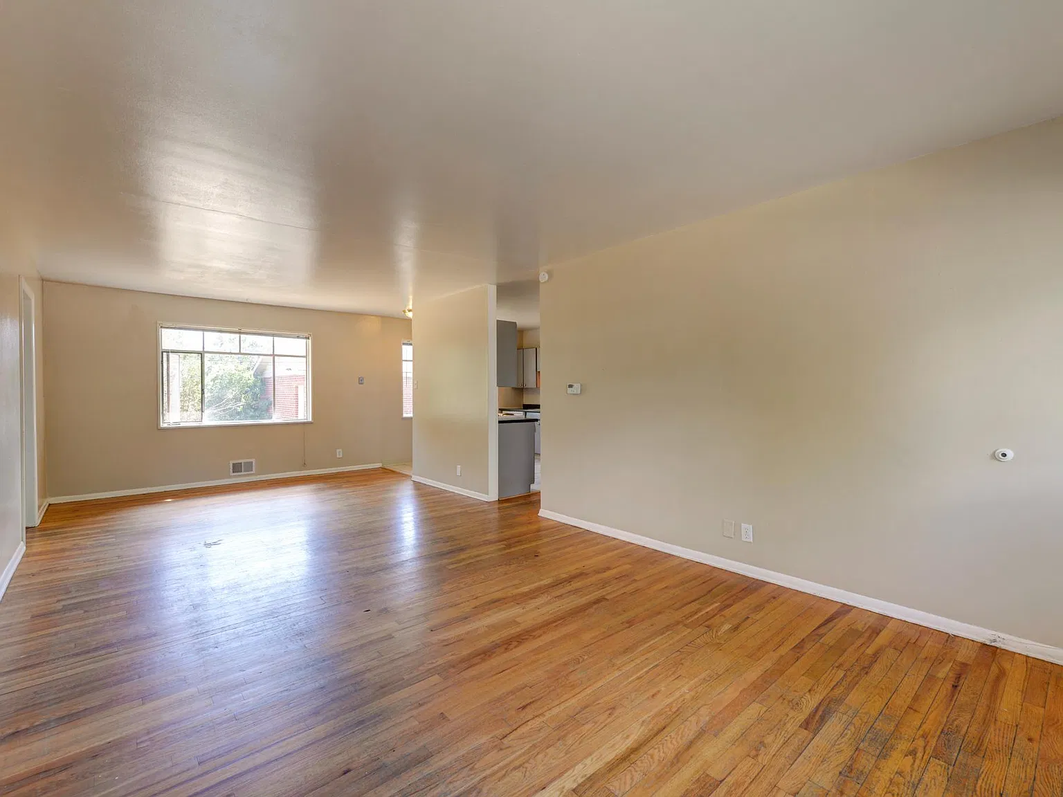 5 bed, 2.5 bath, 2524 sqft, $5,300 — Photo 2
