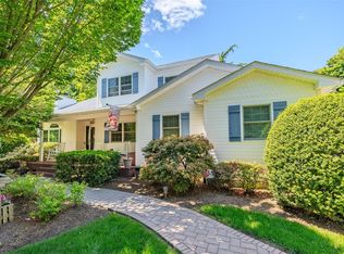 4 Pak Ct, East Setauket, NY 11733
