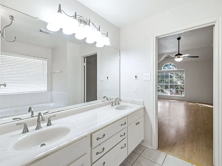 832 Dimrock — Photo 30