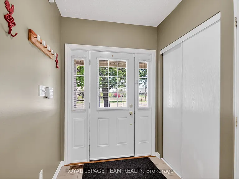 32 Riverstone Dr N — Photo 5