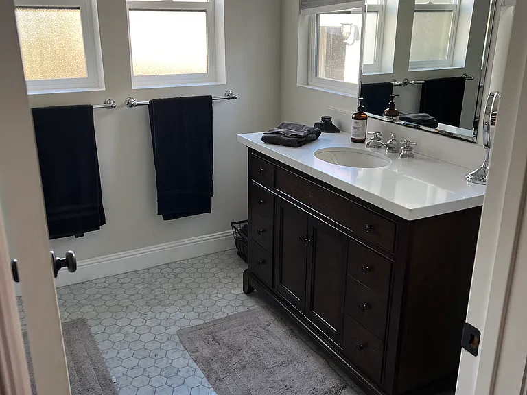 Primary en-suite bathroom