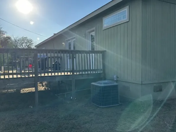 1128 Seydler St, Gonzales, TX 78629