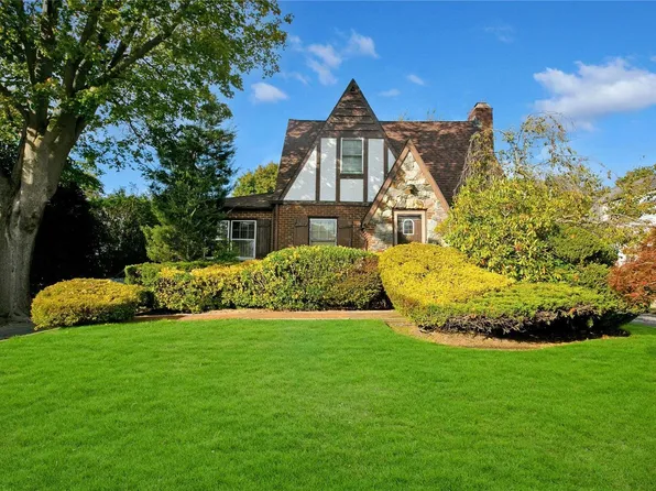 20 Towne Street, Amityville, NY 11701