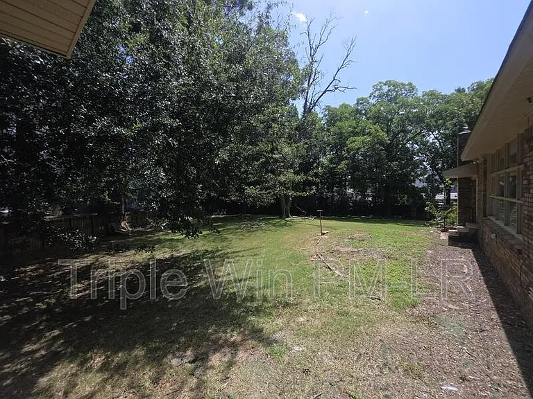 318 W Bell St — Photo 36