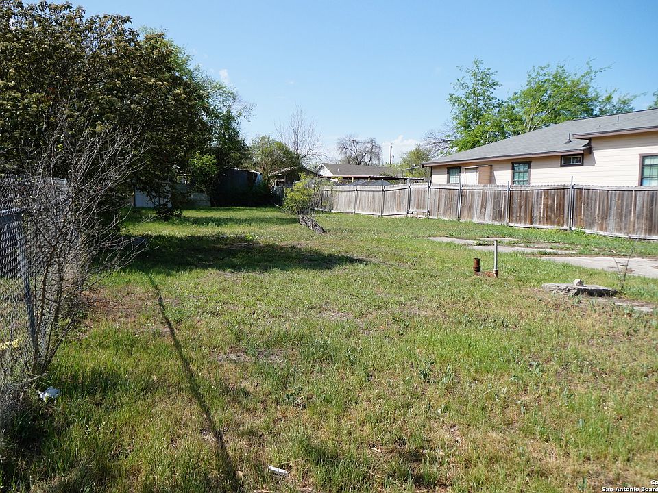 1st image of 410 Riverdale Dr