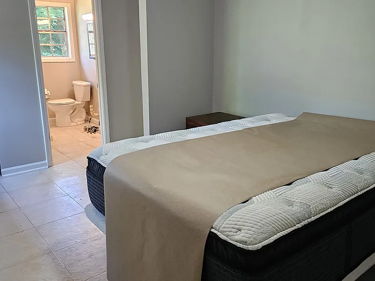 Bedroom/Bathroom