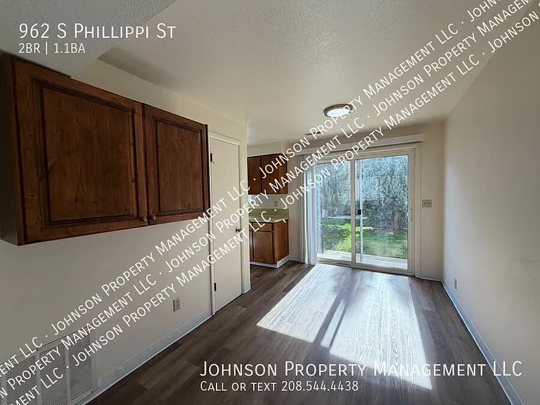 962 S Phillippi St — Photo 6