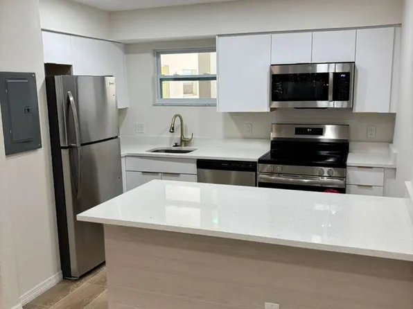 250 President St APT B, Dunedin, FL 34698