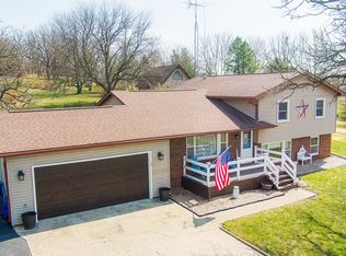 108 Woodland Dr, Dixon, IL 61021