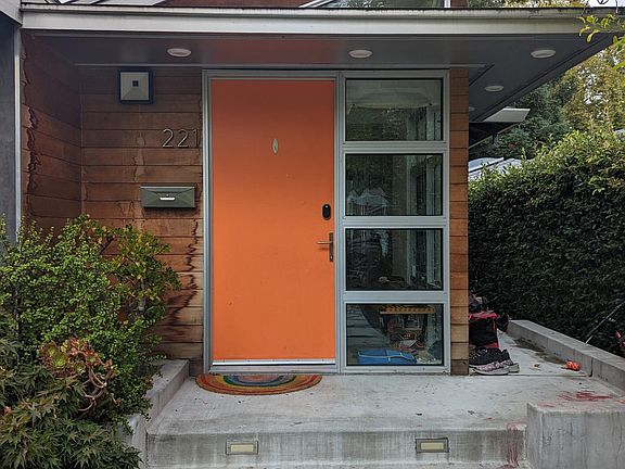 5th image of 221 McKendry Dr