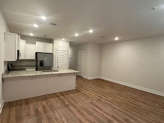 2nd image of 1650 Iroquois Ct